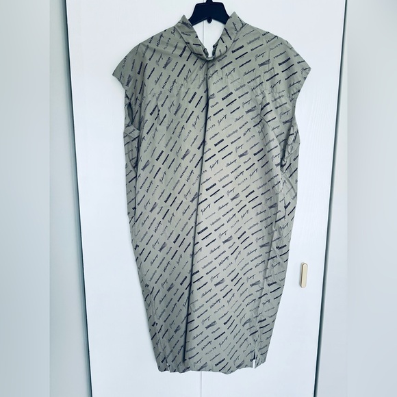 BALENCIAGA Gorgeous Logo all over written midi Poplin shirt dress Dust black - Picture 5 of 17